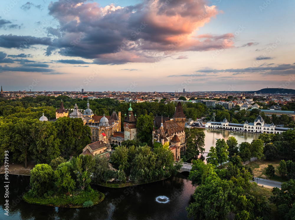 Φωτογραφία Budapest, Hungary - Aerial view of City Park and lake (Varosligeti to) with Vajdahunyad Castle at sunset