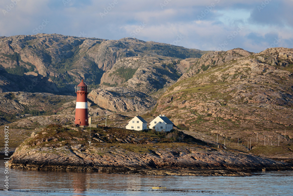 Φωτογραφία Buholmrasa lighthouse on the island of Sonnaholmen in late sunshine, Norway