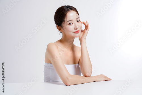 美しい若い女性の美容ポートレート