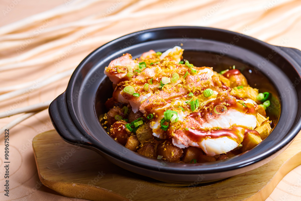 Φωτογραφία Shawo Garlic Raw Baked Star Balls with green onion served in broth isolated on t