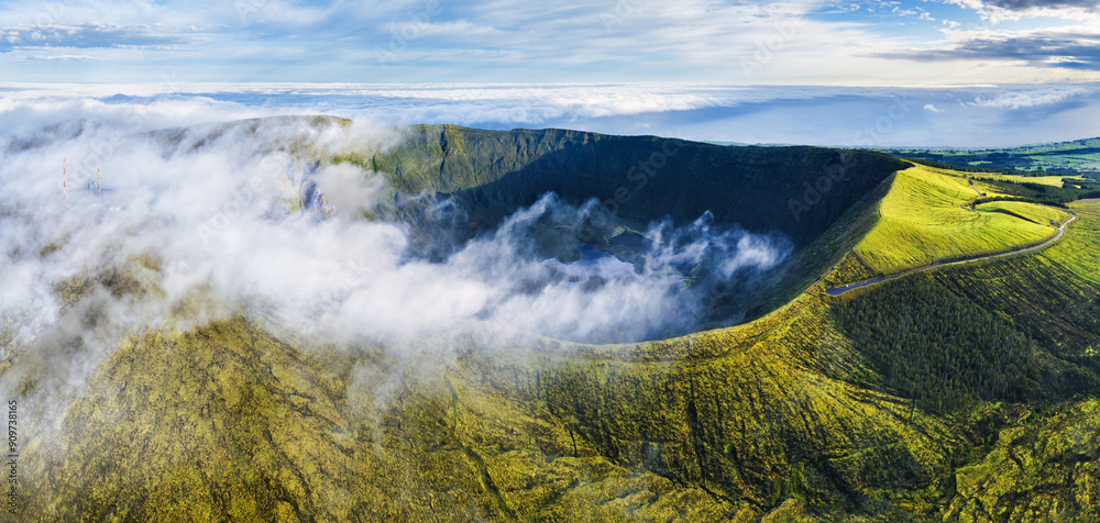 Φωτογραφία Panorama of drone green sunrise landscape of volcano Gordo caldera in Faial isla