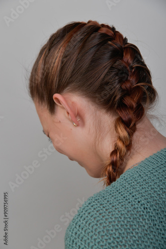 frau zopf haare lachend schüchtern lächelnd süß shy ohr wange gesicht portrait photo