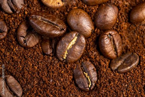 Konstfotografi natural ground and roasted coffee for making a drink