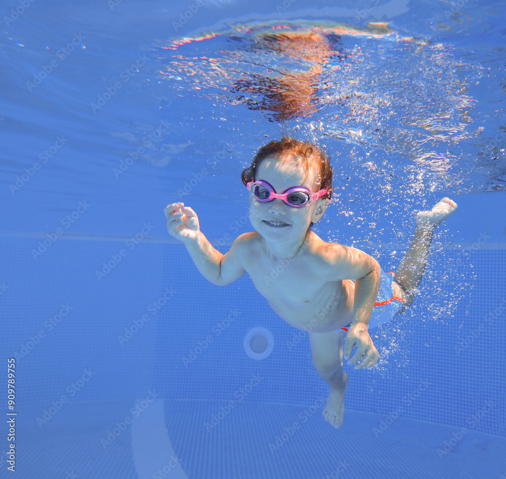 Underwater Baby swimming