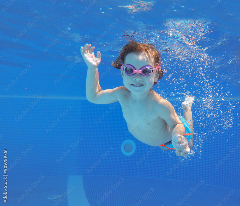Underwater Baby swimming