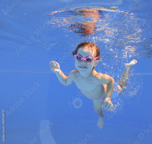 Obraz na płótnie Underwater Baby swimming w salonie