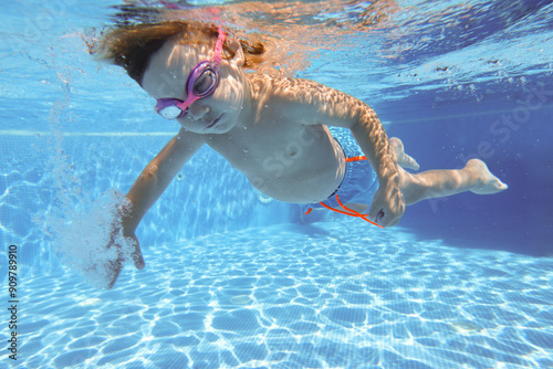 Obraz na płótnie Underwater Baby swimming w salonie
