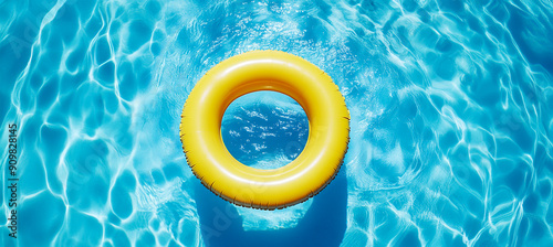 Flotador inflable amarillo sobre el agua azul de una piscina, visto desde arriba. Concepto de vacaciones de verano. Foto muy detallada y ultra realista. photo