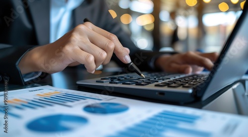 Un homme d'affaires utilisant un ordinateur portable et travaillant avec des données financières, concept montrant la croissance de l'entreprise sur le marché boursier. photo