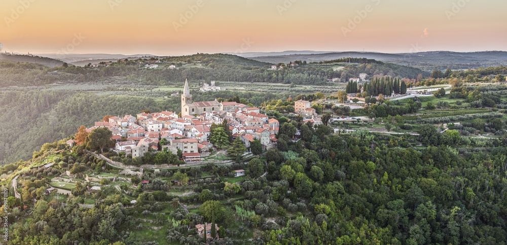 Φωτογραφία Drone panorama over the historic artists' town of Groznjan in central Istria at
