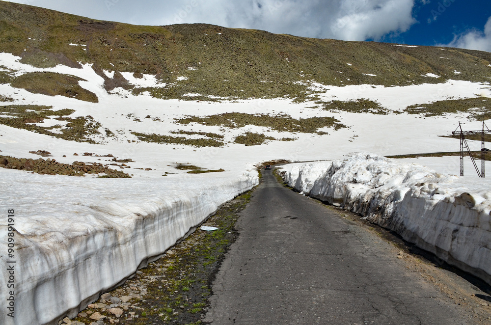 Φωτογραφία road in the snow fields on top of Mount Aragats (Aragatsotn province, Armenia)