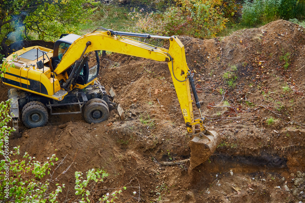 The excavator fills in the excavation on the construction site., sitework and foundationwork, groundwork; constructionzone and mechanicalwork; sitepreparation and earthmoving The excavator fills in the excavation on the construction site., sitework and foundationwork, groundwork; constructionzone and mechanicalwork; sitepreparation and earthmoving