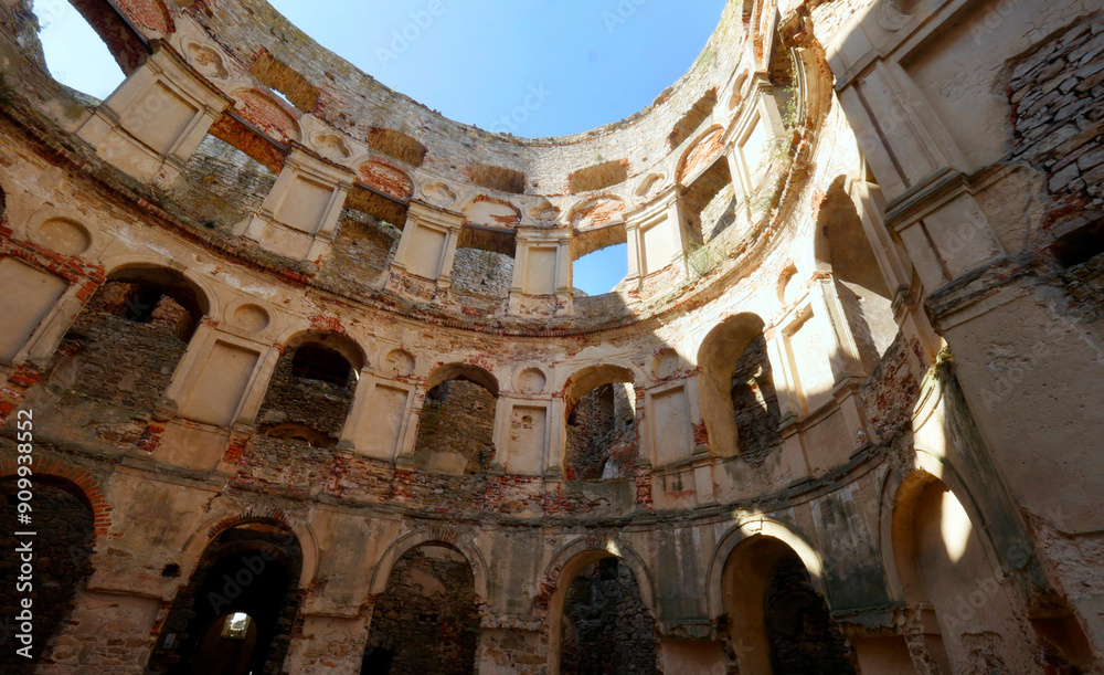 Magia światła i cieni w starych murów zamku Krzyżtopór – ruiny zamku powstałej w latach 1621–1644 rezydencji pałacowej otoczone fortyfikacjami bastionowymi położonej w miejscowości Ujazd w Polsce