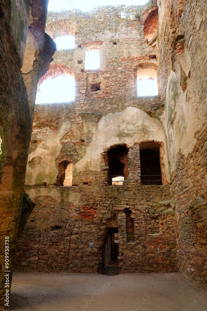 Magia światła i cieni w starych murów zamku Krzyżtopór – ruiny zamku powstałej w latach 1621–1644 rezydencji pałacowej otoczone fortyfikacjami bastionowymi położonej w miejscowości Ujazd w Polsce