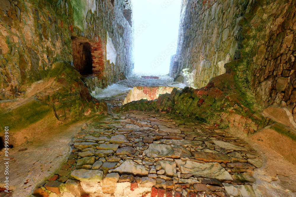 Magia światła i cieni w starych murów zamku Krzyżtopór – ruiny zamku powstałej w latach 1621–1644 rezydencji pałacowej otoczone fortyfikacjami bastionowymi położonej w miejscowości Ujazd w Polsce