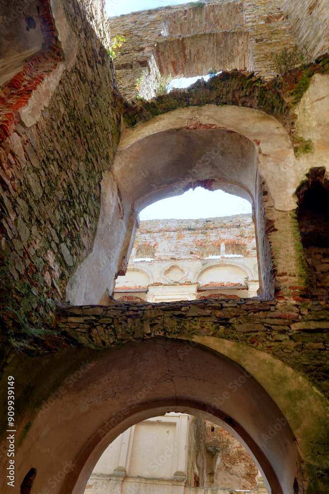 Magia światła i cieni w starych murów zamku Krzyżtopór – ruiny zamku powstałej w latach 1621–1644 rezydencji pałacowej otoczone fortyfikacjami bastionowymi położonej w miejscowości Ujazd w Polsce