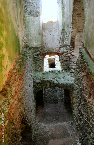 Obraz na płótnie Magia światła i cieni w starych murów zamku Krzyżtopór – ruiny zamku powstałej w latach 1621–1644 rezydencji pałacowej otoczone fortyfikacjami bastionowymi położonej w miejscowości Ujazd w Polsce w salonie