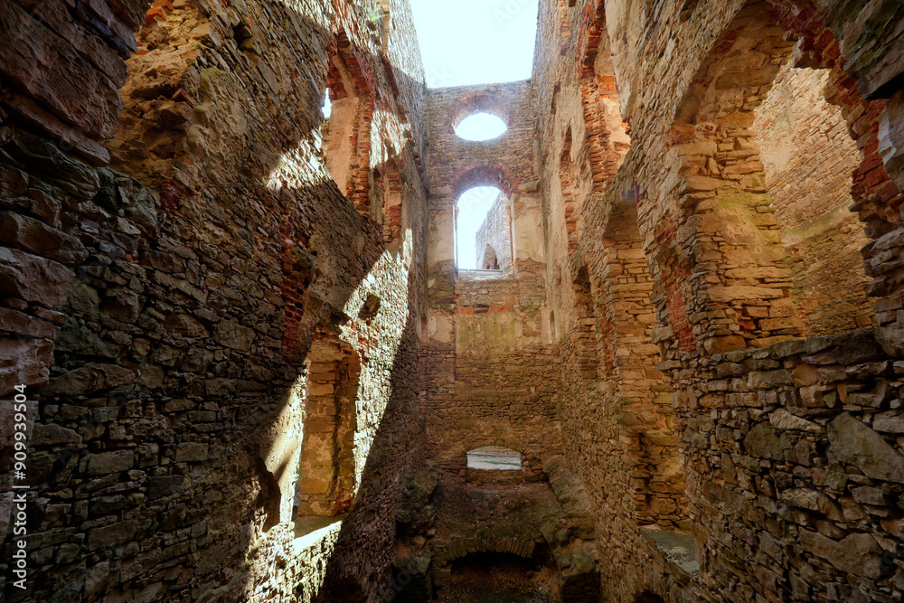 Magia światła i cieni w starych murów zamku Krzyżtopór – ruiny zamku powstałej w latach 1621–1644 rezydencji pałacowej otoczone fortyfikacjami bastionowymi położonej w miejscowości Ujazd w Polsce