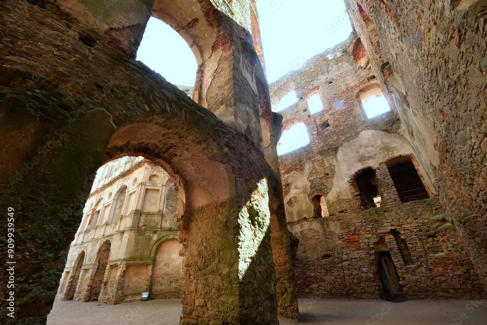 Magia światła i cieni w starych murów zamku Krzyżtopór – ruiny zamku powstałej w latach 1621–1644 rezydencji pałacowej otoczone fortyfikacjami bastionowymi położonej w miejscowości Ujazd w Polsce