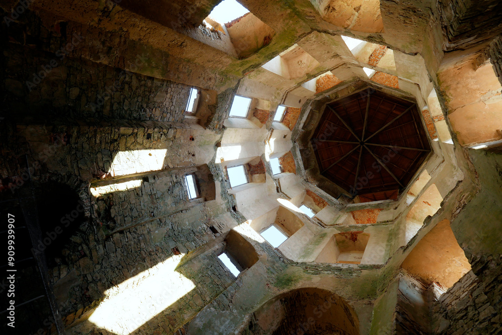 Magia światła i cieni w starych murów zamku Krzyżtopór – ruiny zamku powstałej w latach 1621–1644 rezydencji pałacowej otoczone fortyfikacjami bastionowymi położonej w miejscowości Ujazd w Polsce