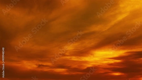 夕暮れの空に雲が躍動する映像