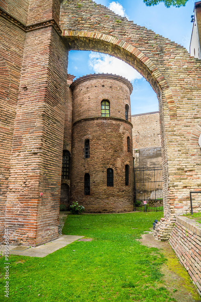 Φωτογραφία A view through a buttress on the side of the Basilica of San Vitale in Ravenna,