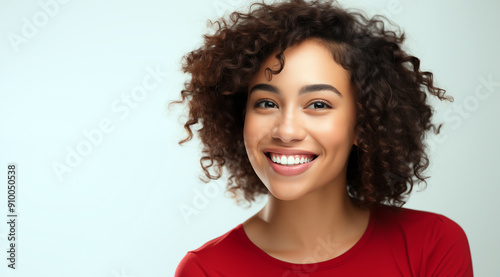 Portrait d'une belle femme brune souriante portant un t-shirt rouge, fond blanc isolé, image avec espace pour texte.