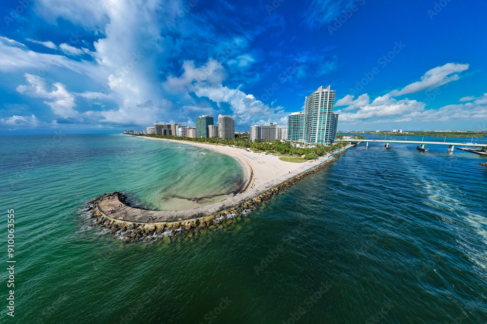 Naklejka premium Miami Beach, Florida, USA - Aerial of Bal Harbour Beach, the pier and Haulover Inlet.