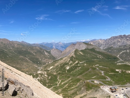 Tout en haut du col du galibier dans les alpes en france photo