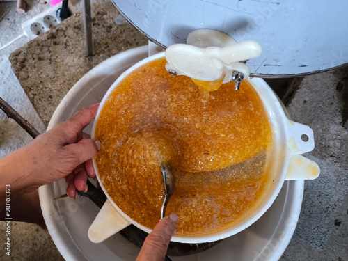 Konstfotografi Arte da pureza: Filtrando o mel com uma peneira para um sabor limpo e refinado