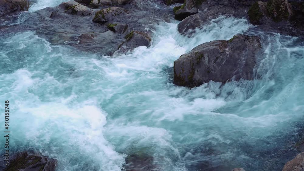 Ruisseau d'eau bleu clair