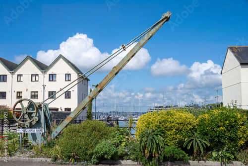 Fotografía a disused crane at Freemans Wharf on The South West Coast Path at Freeman's Whar