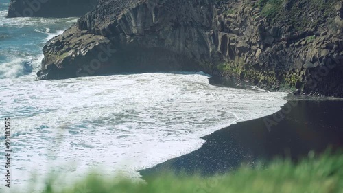 Vagues sur plage de sable noir