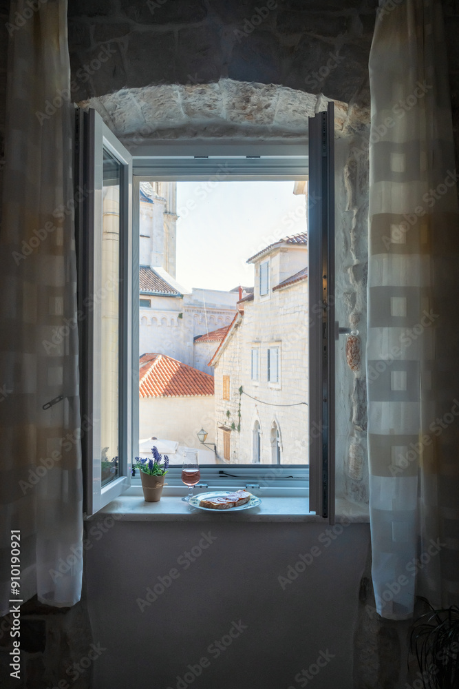 Φωτογραφία View from the window of an old house to the beautiful Roman Cathedral of St