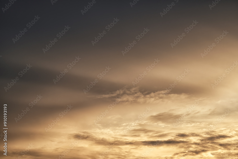 Obraz premium The sparkling golden sky is beautiful with light shining through in the background.