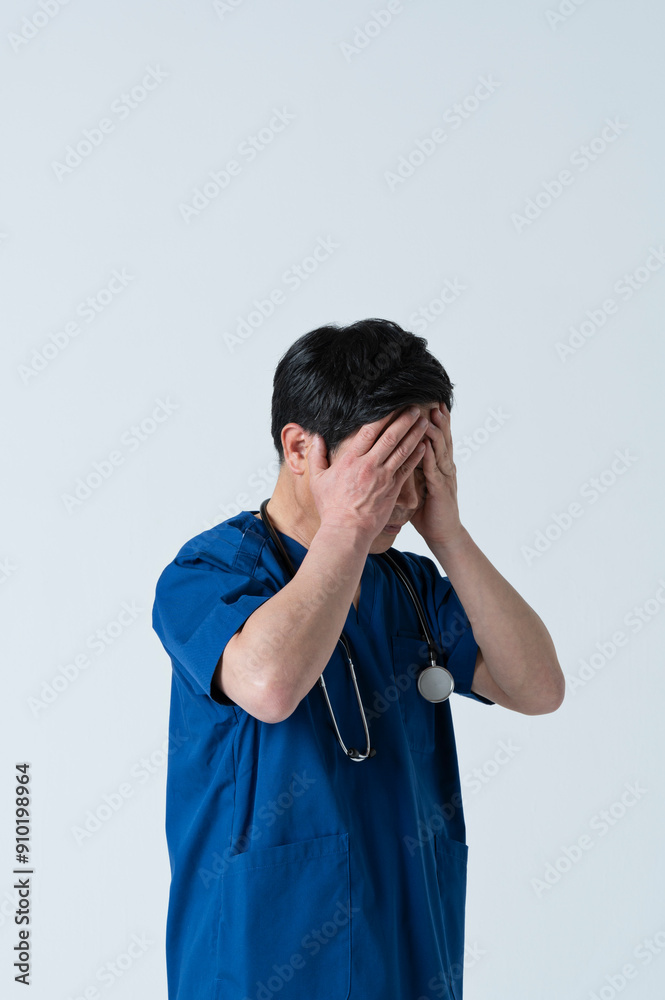 憂鬱な表情の50代医療従事者 憂鬱な表情の50代医療従事者