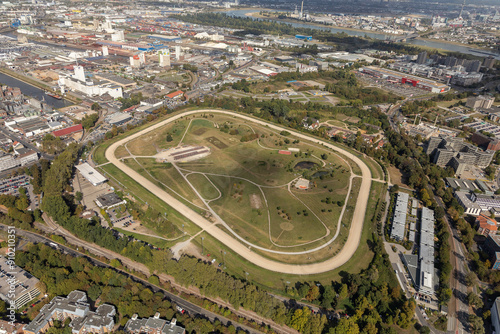 Die Galopprennbahn Neuss liegt im Osten der Stadt und umfasst ca. 17 Hektar Fläche. photo