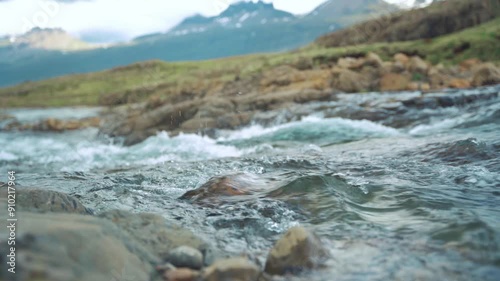Ruisseau d'eau bleu clair Islande
