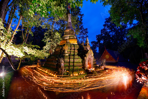 Fotografía Buddhism light waving rite in Asalha Puja Day At Wat Pha Lat