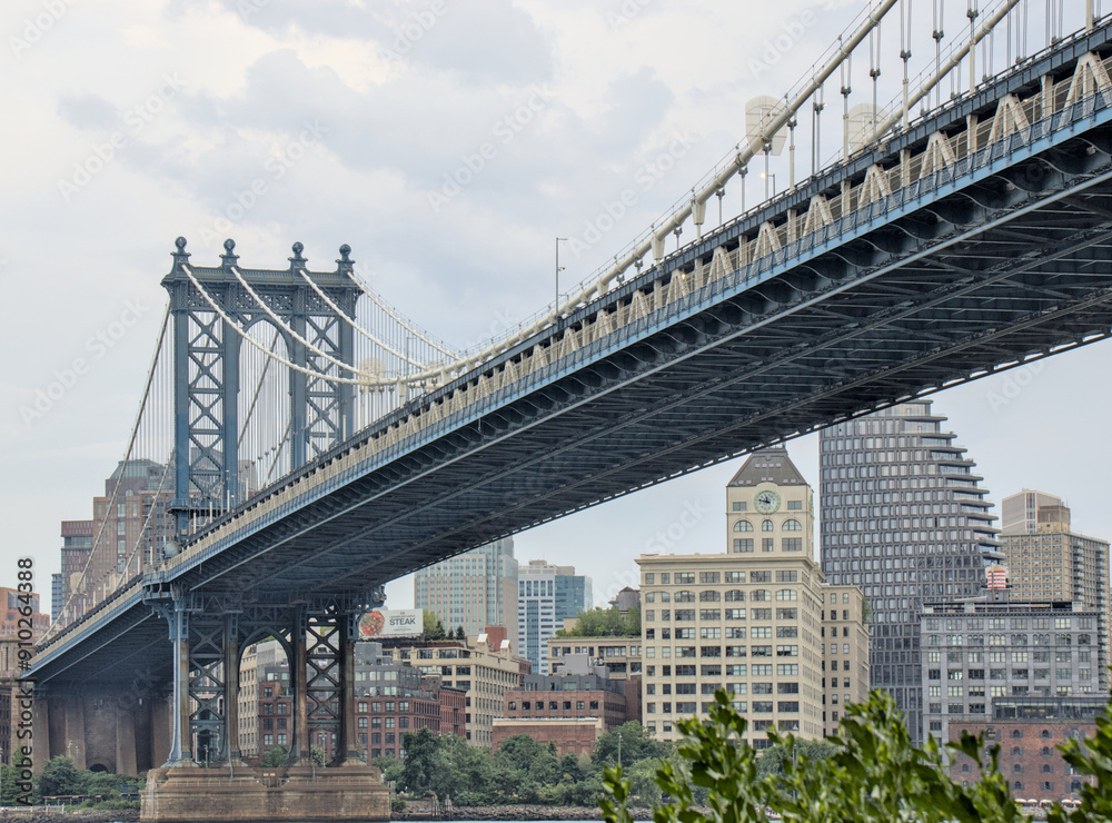 Naklejka premium manhattan bridge detail (downtown lower east side view looking towards brooklyn with hudson river) famous landmark with tall buildings skyline background famous new york city travel destination nyc