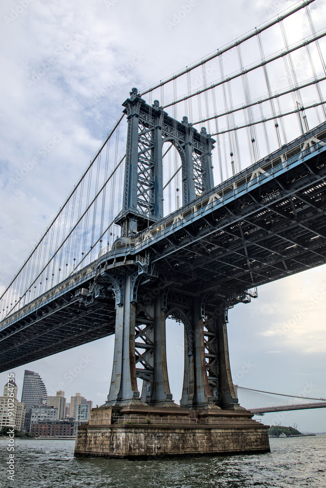 Obraz premium manhattan bridge detail (downtown lower east side view looking towards brooklyn with hudson river) famous landmark with tall buildings skyline background famous new york city travel destination nyc