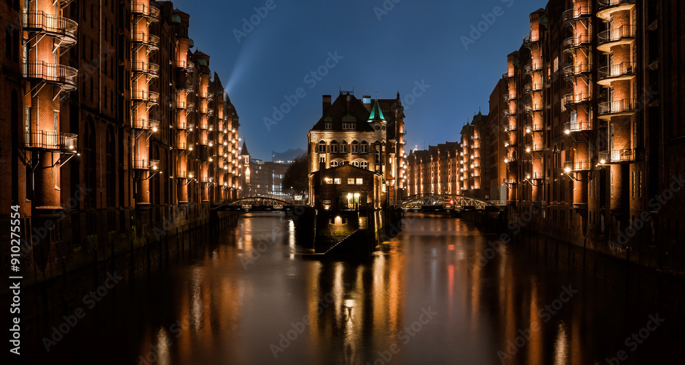 Obraz premium Wasserschloss in der Hamburger Speicherstadt zur blauen Stunde
