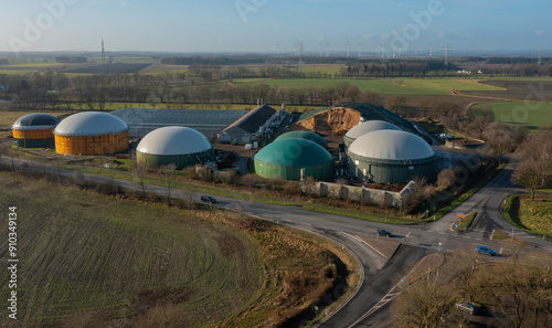 Obraz na płótnie Biogasanlage aus der Luft Perspektive mit einer Drohne aufgenommen w salonie