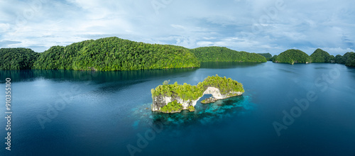 Tableau sur toile Panoramic view of the Natural Arch, Rock Islands, Palau