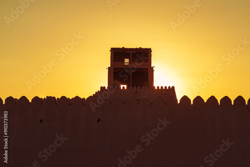 Fotografía The city walls of the ancient city of Khiva at sunset.