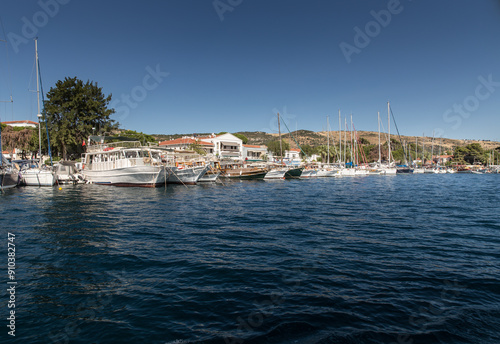 Foto Boats in Foca harbor in Foca, Izmir, Turkey.