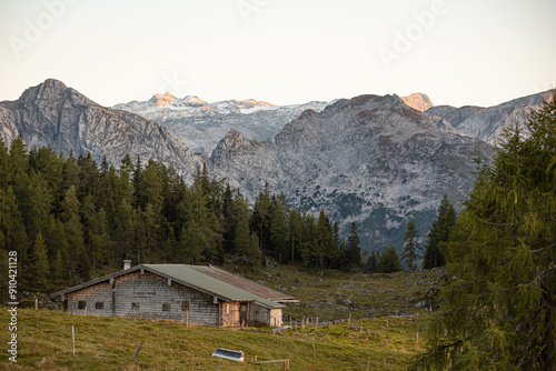 Hütte in Abendstimmung Alpen