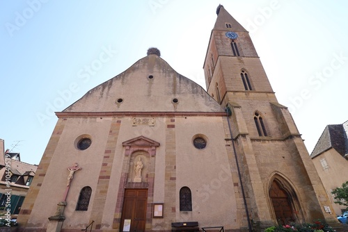 Eglise Saints Pierre et Paul, église romane, ville de Eguisheim, département du Haut Rhin, France photo