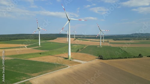 windkraftanlagen auf feldern in österreich