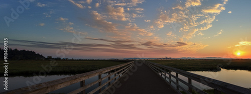 Obraz na płótnie Wooden walkway leading to the seaport at sunset w salonie
